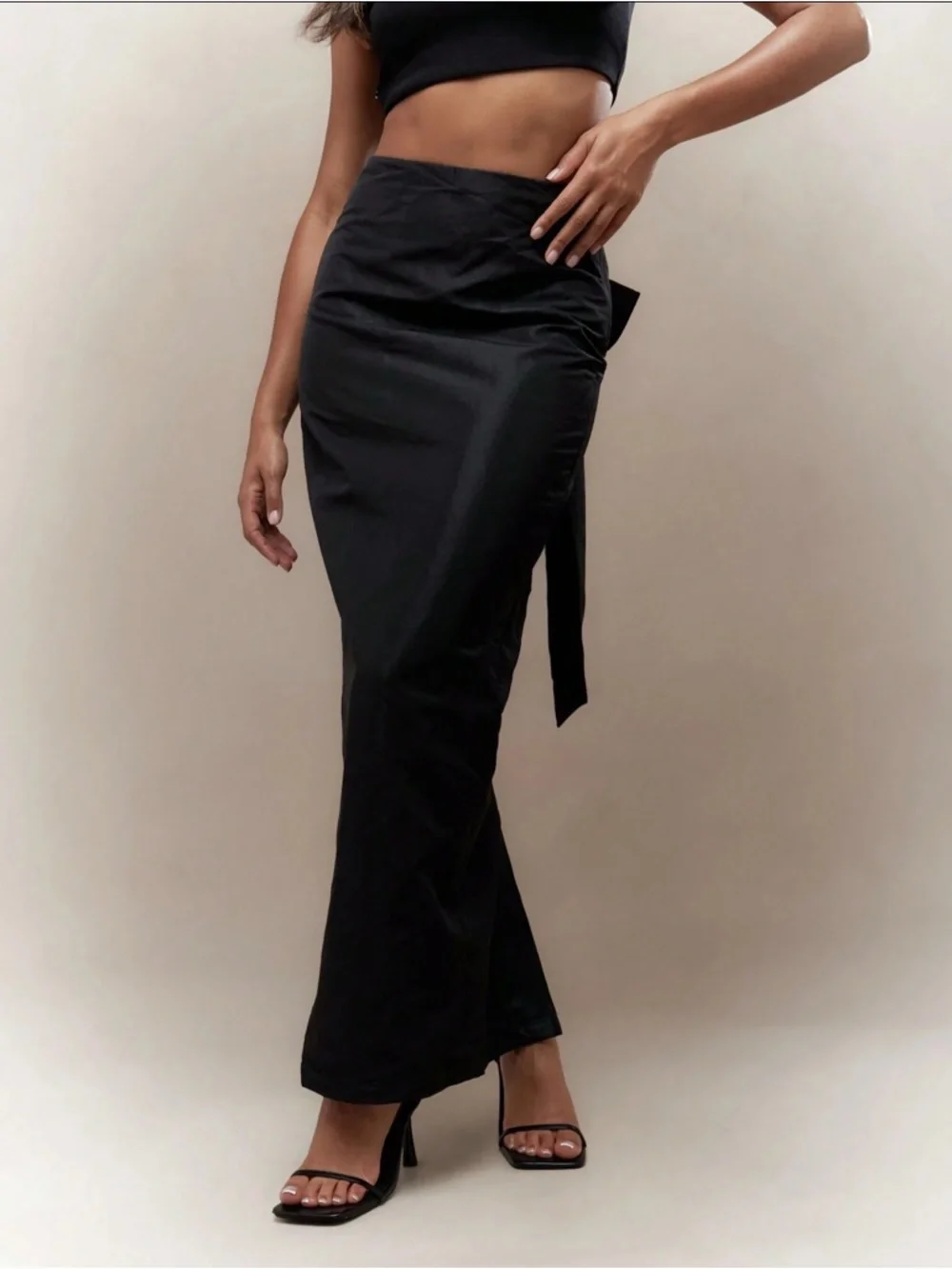 NWT MISSGUIDED Big Bow Detail Back Shiny Bodycon Maxi Skirt SIZE M - Picture 2 of 7